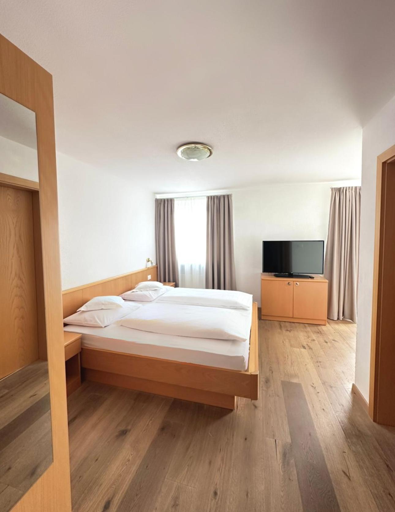 Garni Hotel Dorothea Tirolo Zewnętrze zdjęcie